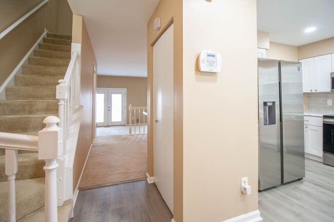 Foto del edificio - Gorgeous and updated 3Bd/2.5Bth townhome in the Town of Forest Hills! w/2 assigned parking space!