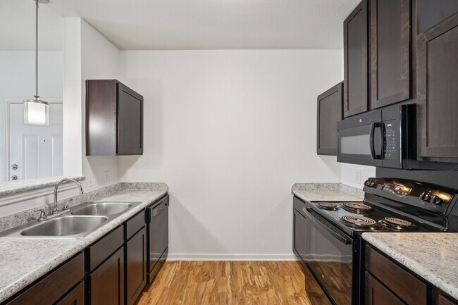 1/1 Cocina - Oak Valley Apartments