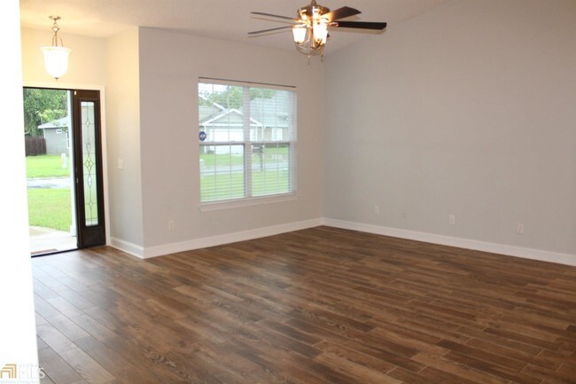 Foto del edificio - 240 Hideaway Lake Drive