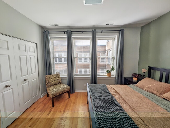 Foto del edificio - 534 1/2 W Belmont Ave