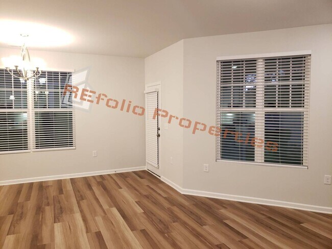 Foto del edificio - Beautiful 3 Bedrooms 1-Car Garage End Unit Townhouse, Available Now!