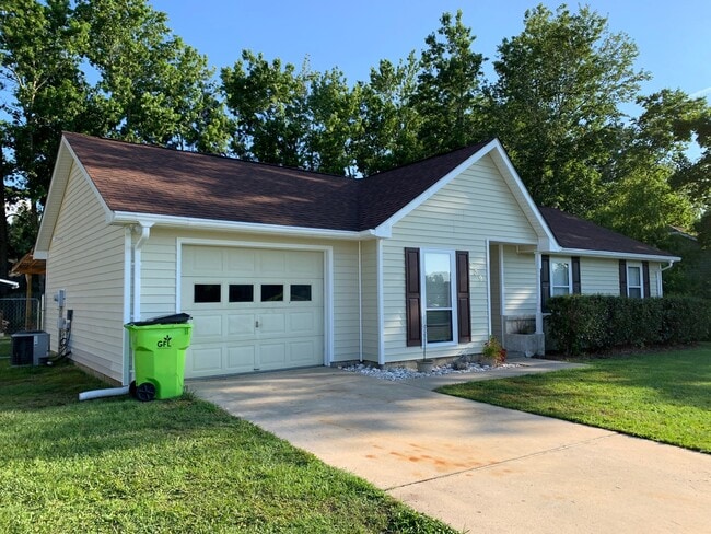 Building Photo - Sanders Ln