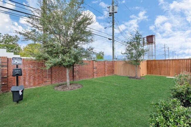 Foto del edificio - 753 Strawberry Pines Ct