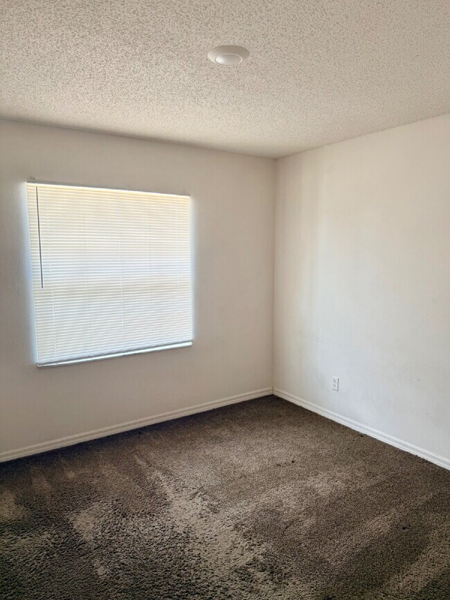 Foto del edificio - 3 Bedrooms, 2 Bathrooms, 2 Car Garage Home For Rent.