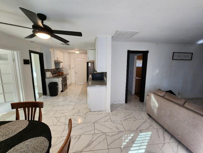 Foto del edificio - 3518 W Lynwood St