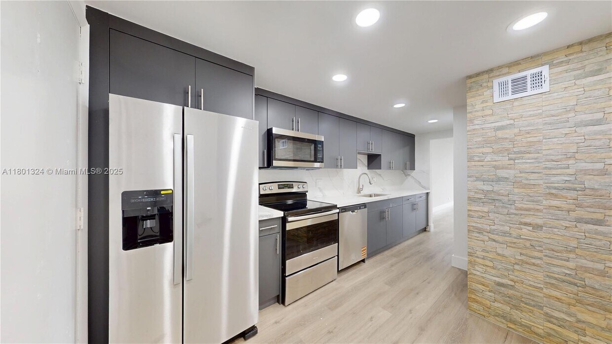 Foto principal - 3660 NE 166th St