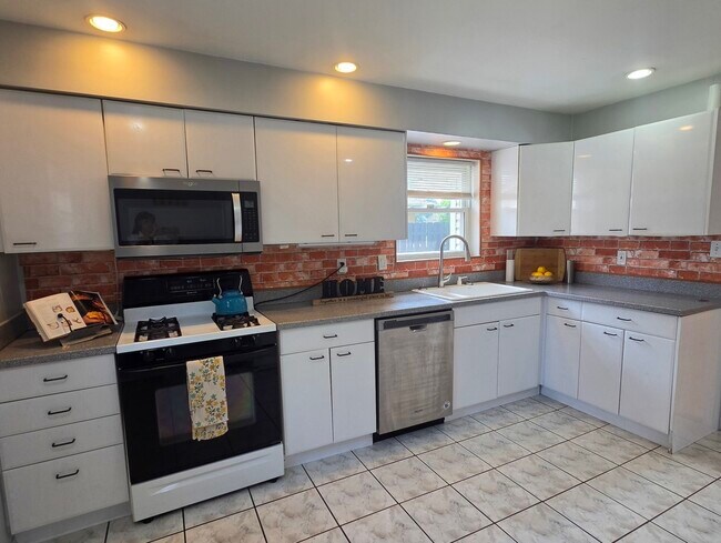 Foto del edificio - 8418 W Crain St