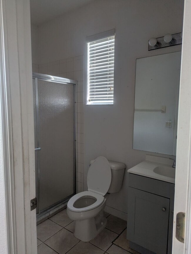 Building Photo - 3 bedroom, 2 bath home in great location i...