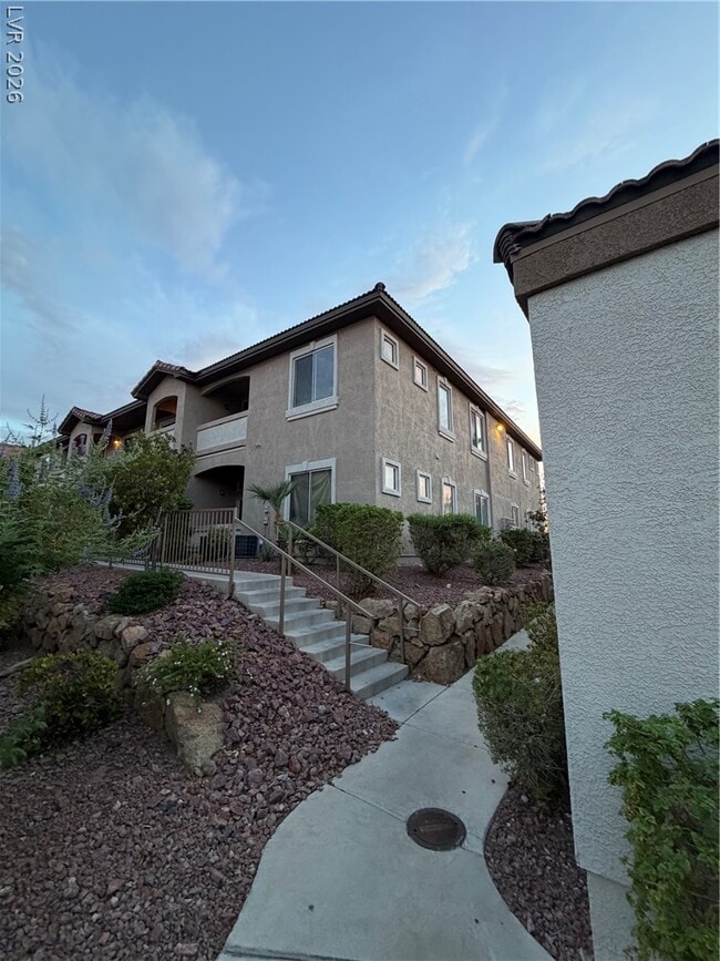 Building Photo - 2305 W Horizon Ridge Pkwy