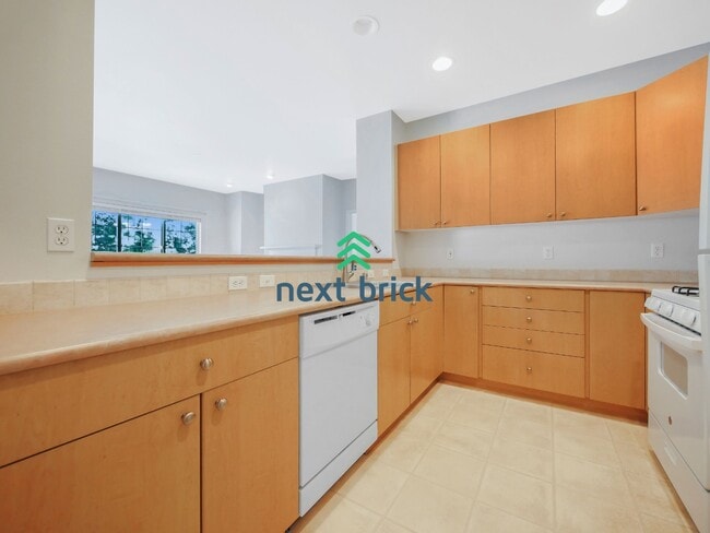 Building Photo - "Spacious 2-bedroom, 2 bathrooms in Prime Renton Location!"