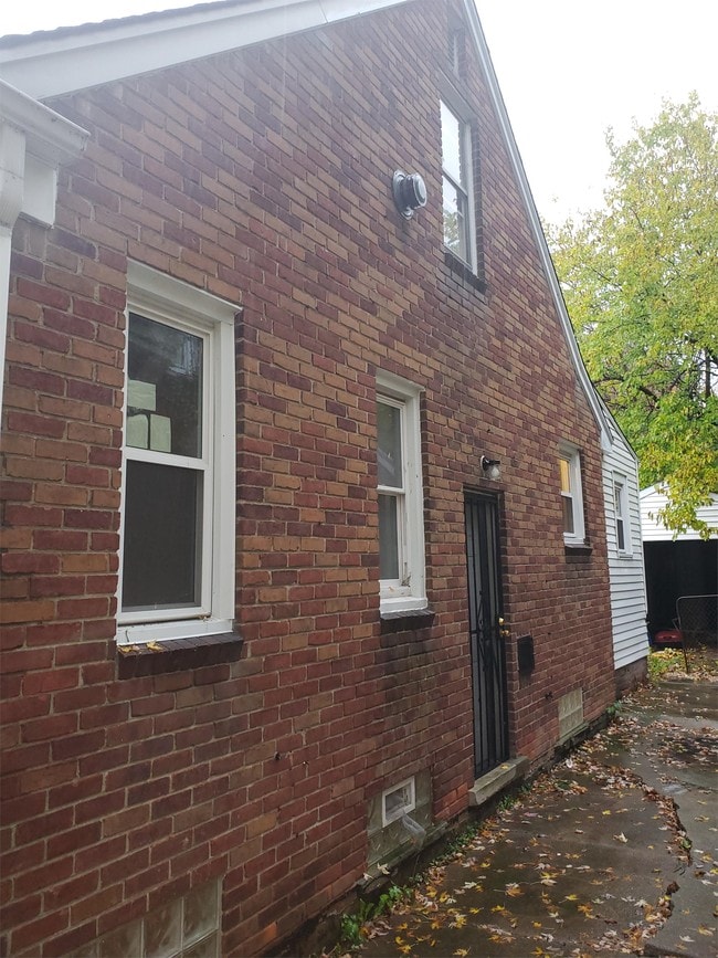 Building Photo - 5974 Farmbrook St