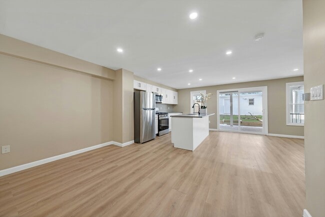 Building Photo - 171 Van Horne St