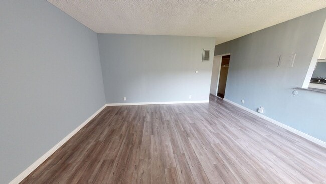 Interior Photo - 205 Plymouth
