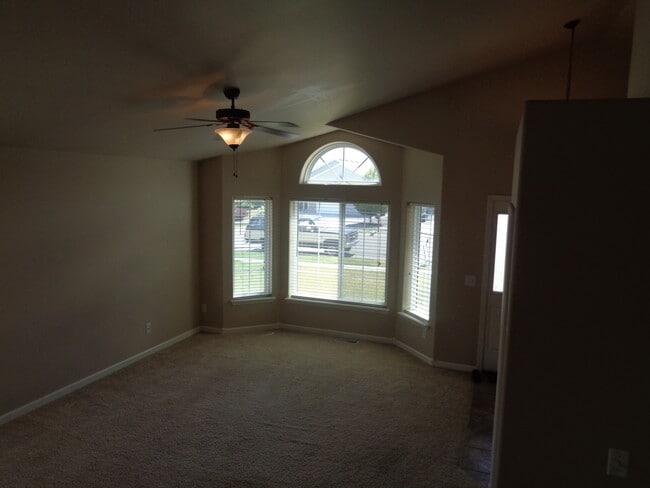 Building Photo - 5 Bed/ 3 Bath/ 2 Car Garage Open Floor Plan Home in Billings Heights