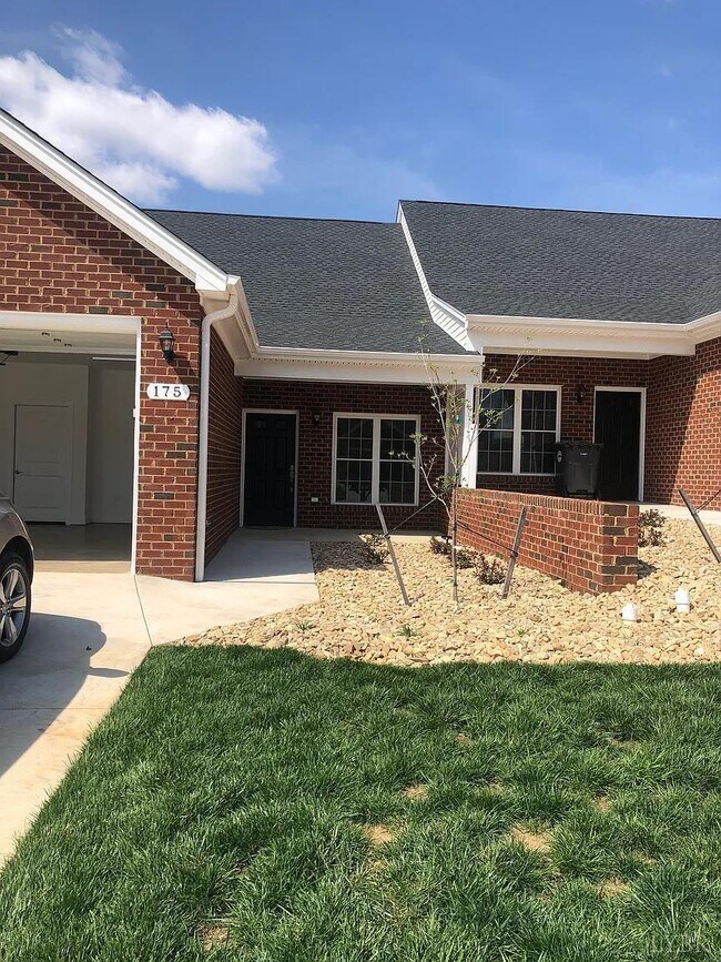 Building Photo - 175 Villa Oak Cir