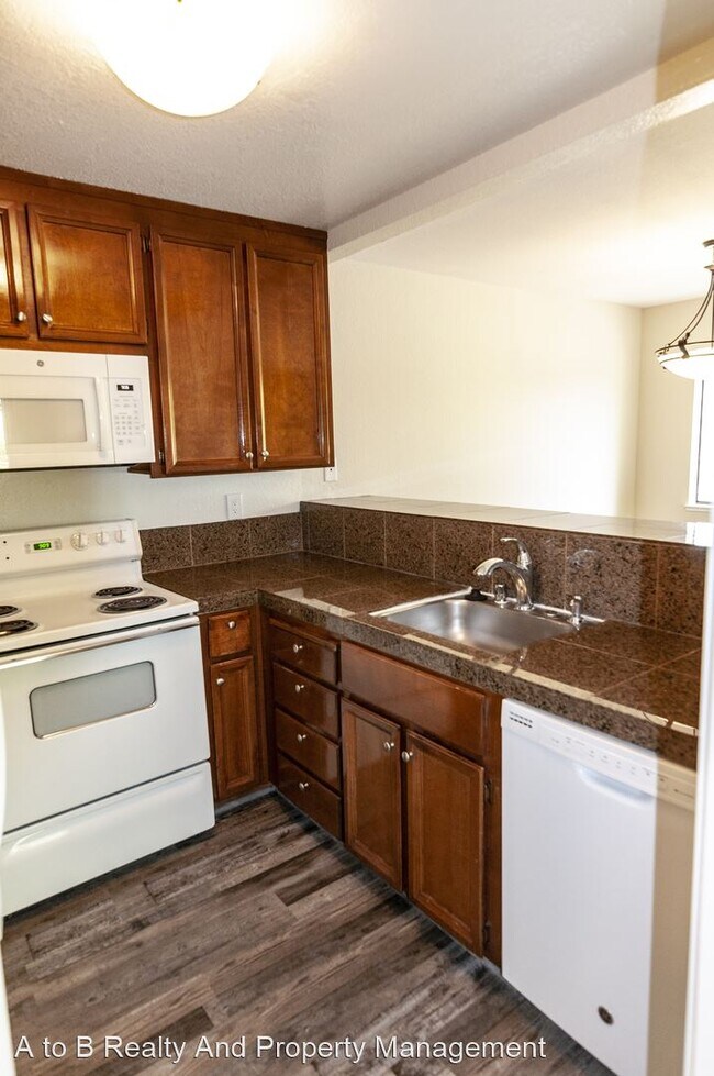 Foto del edificio - 2 br, 2 bath House - 5691 Makati Cir, #E