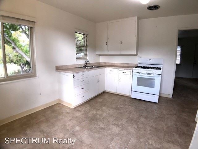 Building Photo - 1815 De La Vina St