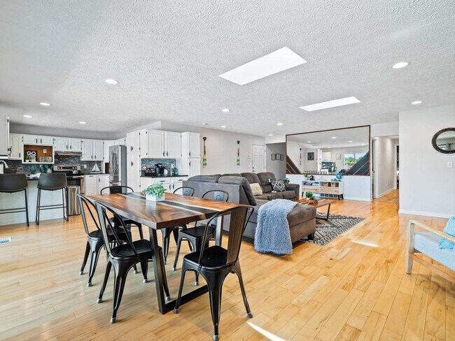 Foto del edificio - 3581 Mong Ave