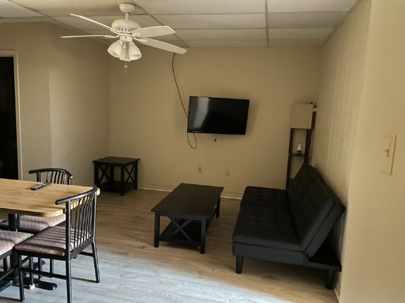 Foto principal - 105 W Main St