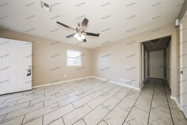 Foto del edificio - 8801 S Fairview Dr