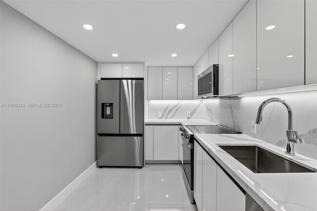 Building Photo - 3675 N Country Club Dr