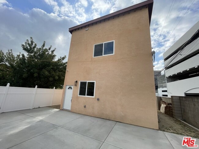 Building Photo - 16698 Moorpark St