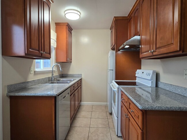 Building Photo - 1586 Parkview Ave