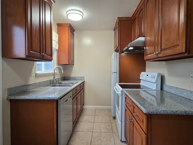 Foto del edificio - Cute 2-Story Townhouse Style Apartment, Gated Courtyard, Remodeled Inside, Wood Floors, Fresh Paint!