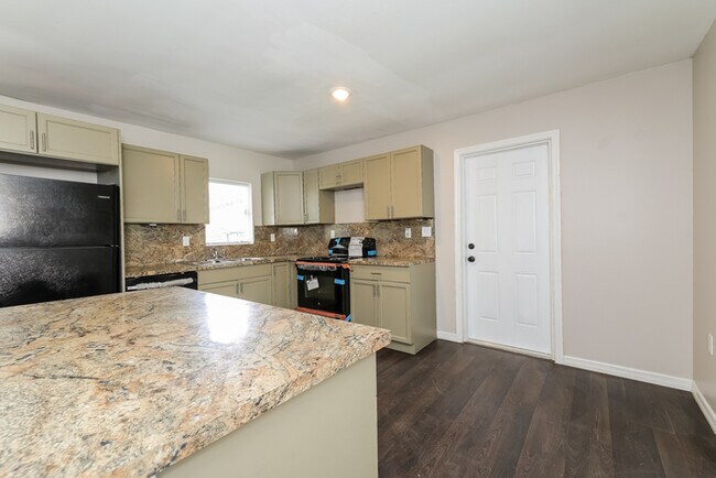 Foto del edificio - 4BR 3BA Bungalow