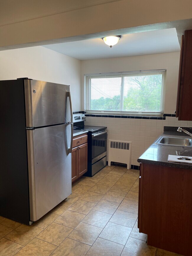 Building Photo - 5572 Beechmont Ave