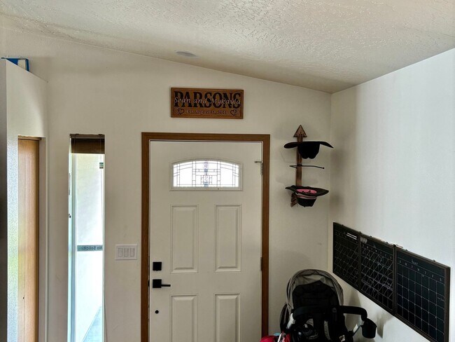 Foto del edificio - 3 Bedroom Single Family Home in Deer Park