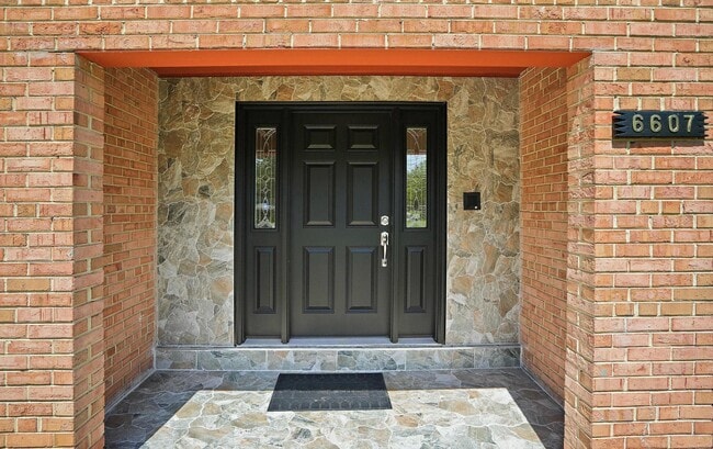 Foto del edificio - 6607 Lone Oak Dr