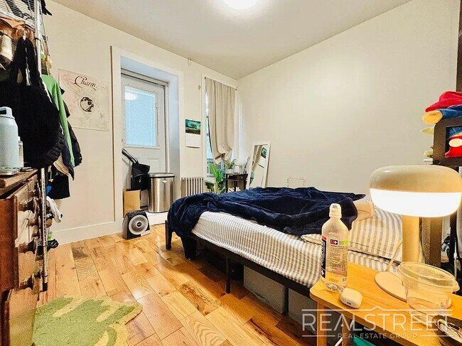 Foto del edificio - Stylish 3 Bed / 2 Bath in Prime Ridgewood ...