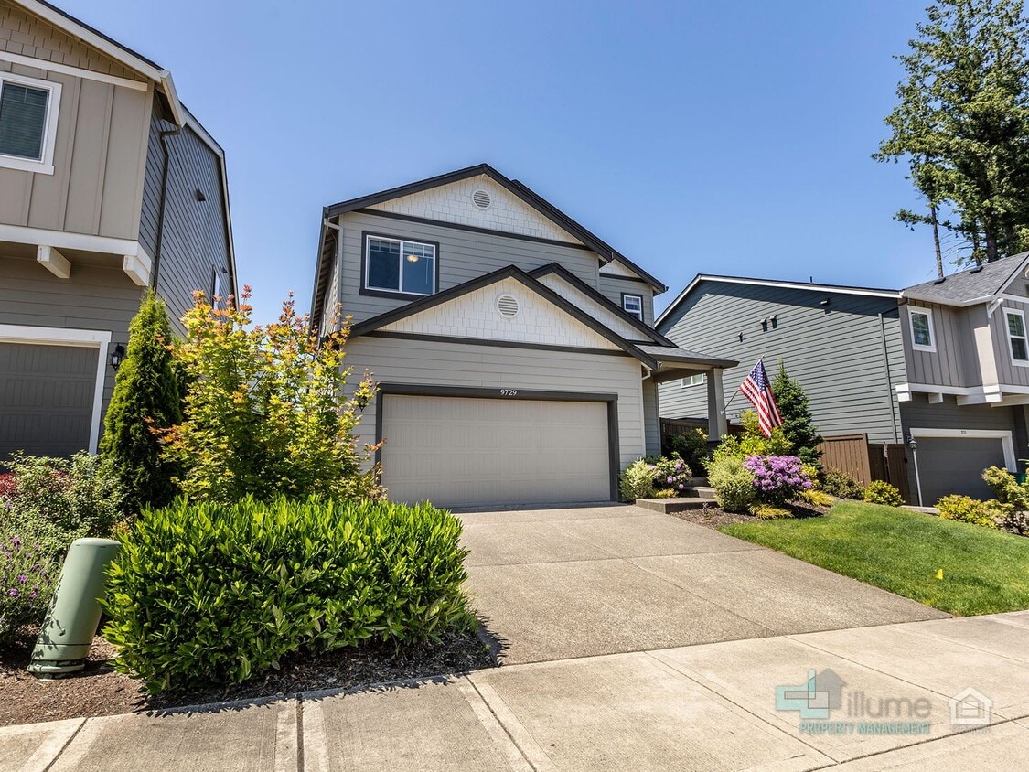 Primary Photo - Spacious 4 Bedroom Home with Solar Power N...