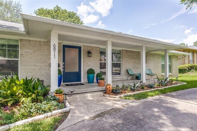 Foto del edificio - 6811 Huff Trail