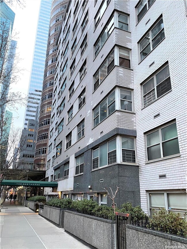 Building Photo - 211 E 53rd St