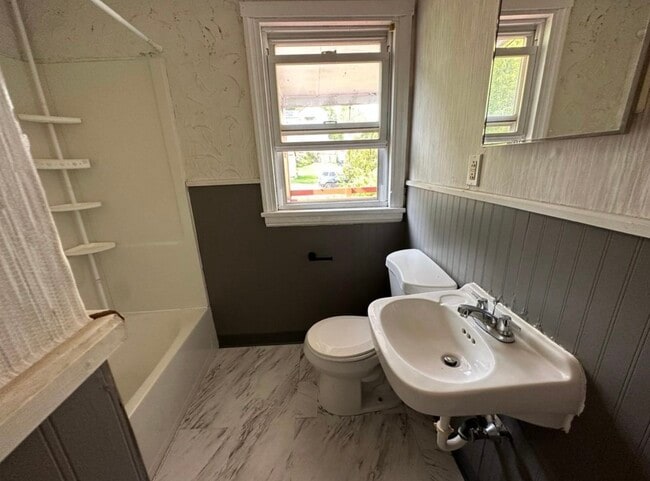 Building Photo - 256 Broad St