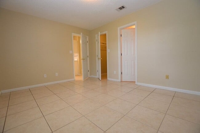 Building Photo - 6000 Susan Cir