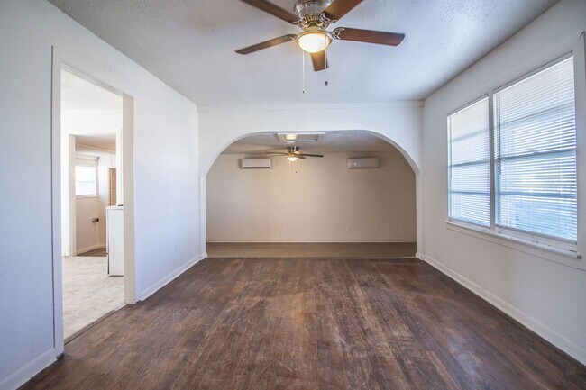 Foto del edificio - Updated 2 bedroom/1bathroom $899 Section 8...