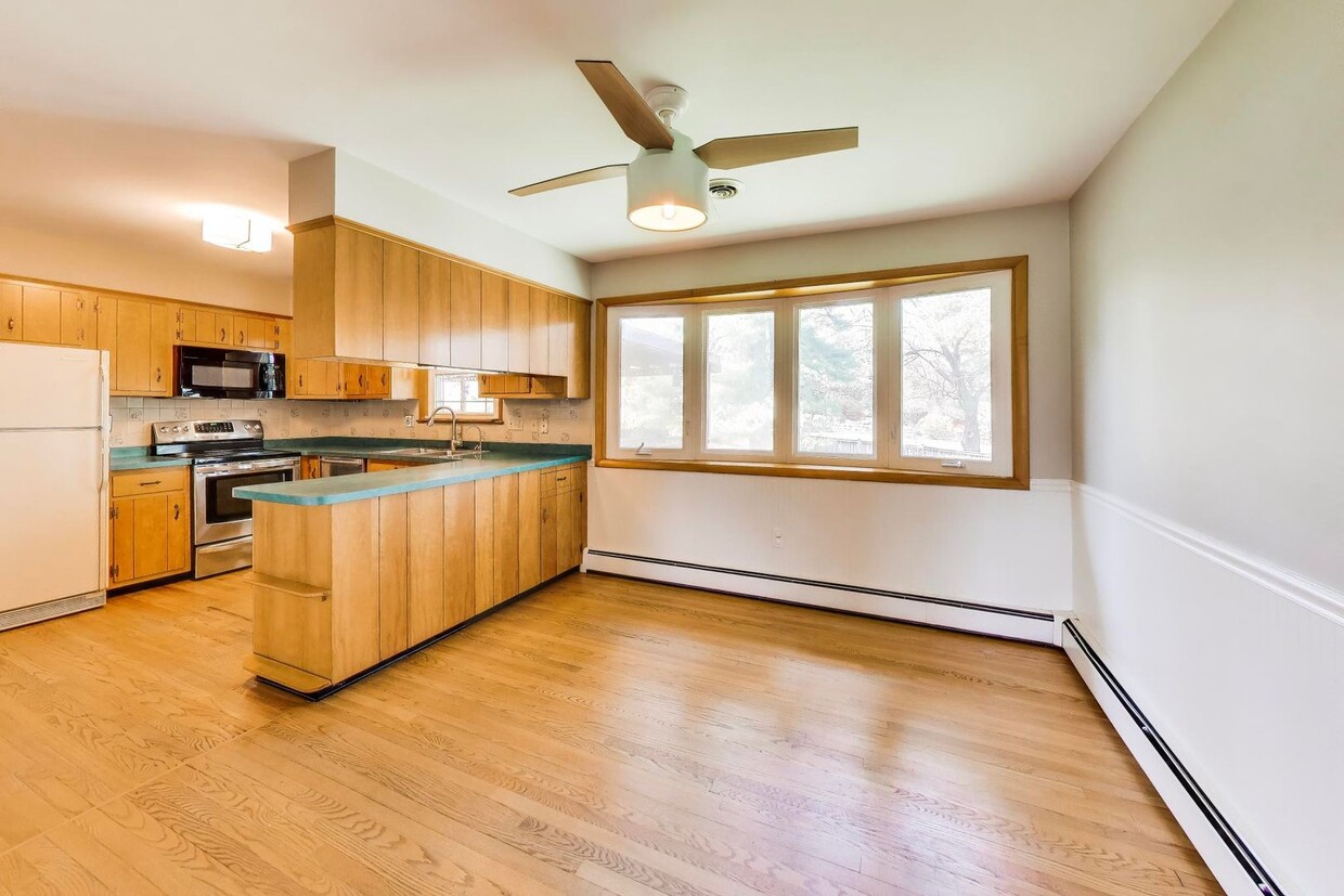 Building Photo - Love this space and location!