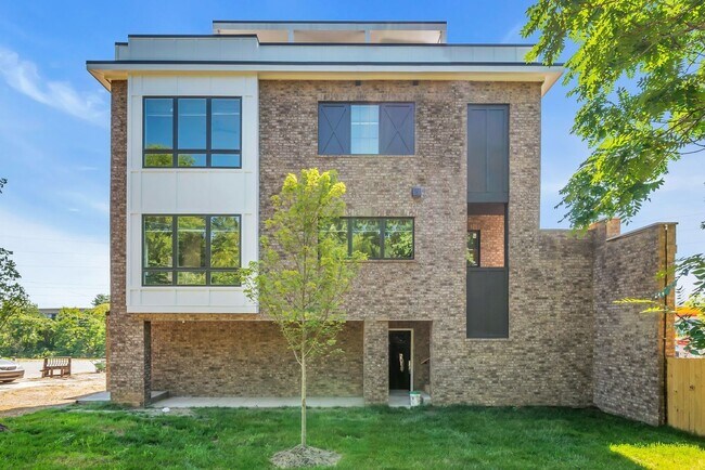 Photo - Beautiful 2BR/2BA top-floor end unit! House