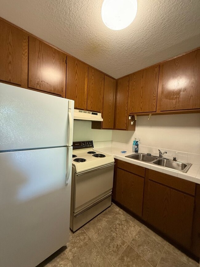 Building Photo - 50% off 1st Months Rent! Low income 62+ 1 bedroom at Vista Prieta!