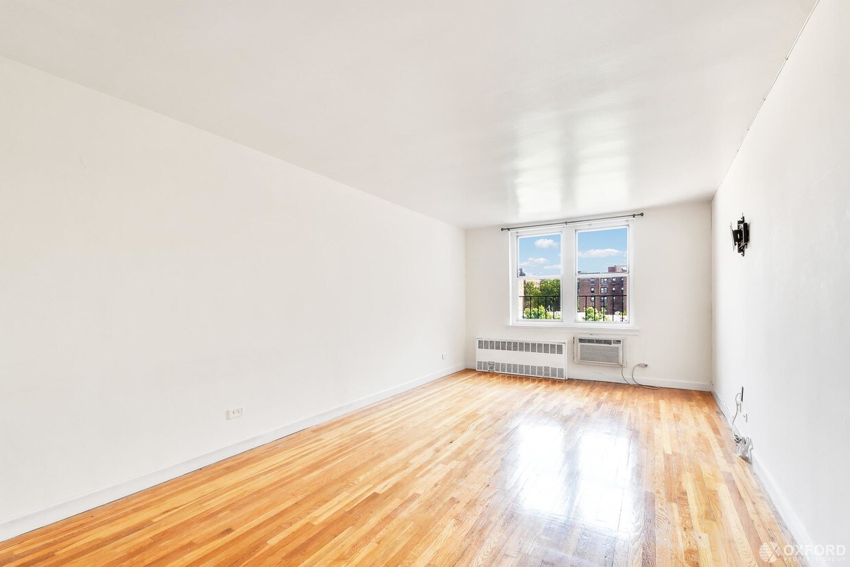 Foto principal - 67-41 Burns Street