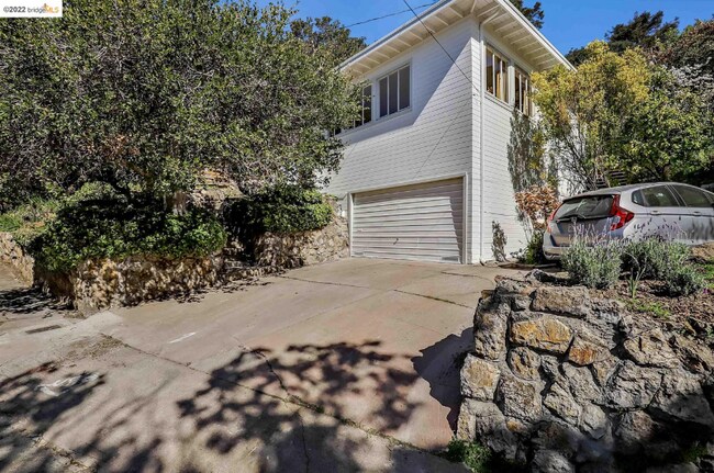 Building Photo - 821 San Luis Rd