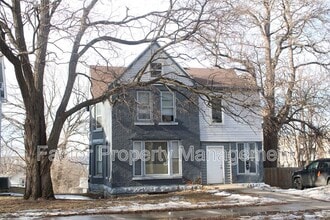 Building Photo - 328 N 6th St