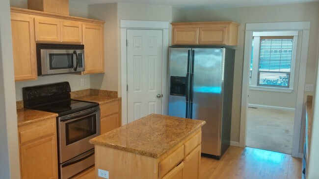 Building Photo - VIDEOTOUR: Gorgeous Home on Quiet Culdesac...