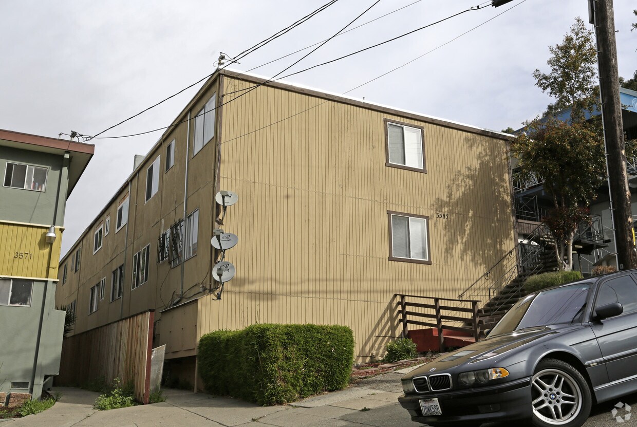 Building Photo - 3585 66th Ave