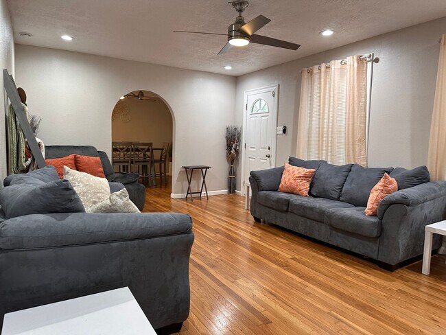 Foto del edificio - Furnished Rental, Large yard, Guest house