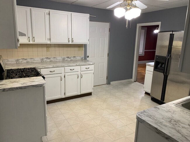 Foto del edificio - 745 E Benton St