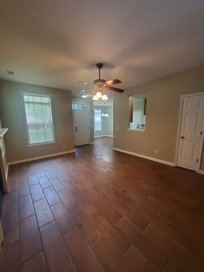 Building Photo - Charming 3 bedroom in a well-established n...